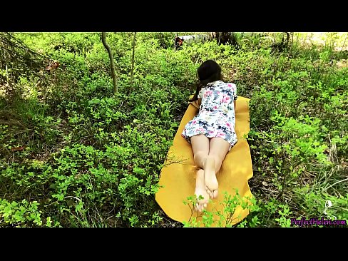 ❤️ Un străin de pe Tinder îmi masturbează păsărica și o fute cu pasiune în pădure ❤️  at us ❌